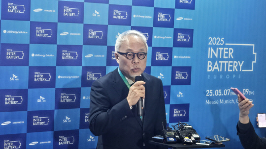 최주선 삼성SDI 사장이 5일 오전 서울 강남구 코엑스에서 열리는 국내 최대 배터리 전시회 '인터배터리 2025'에서 취재진의 질문에 답하고 있다. 박한나 기자.